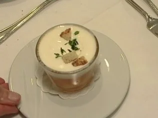 Weiße Tomatenkraftbrühe mit Garnelen und Estragonsahne - Rezept