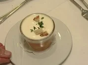 Weiße Tomatenkraftbrühe mit Garnelen und Estragonsahne - Rezept