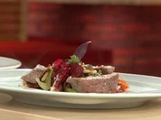 Straussenfilet mit Geraniensalat und Pinienkernen a la Buchholz - Rezept