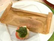 Rouget Barbet im Pergamentpapier gegart mit Bärlauchsoße und gefüllten Grilltomaten a la Buchholz - Rezept