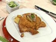Wiener Schnitzel auf der Manschette serviert mit Röstkartoffeln und Gurkensalat a la Buchholz - Rezept
