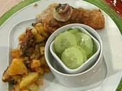 Wiener Schnitzel auf der Manschette serviert mit Röstkartoffeln und Gurkensalat (Oli Petzokat) - Rezept