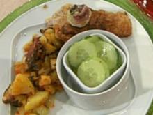 Wiener Schnitzel auf der Manschette serviert mit Röstkartoffeln und Gurkensalat (Oli Petzokat) - Rezept