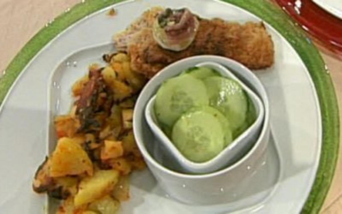 Wiener Schnitzel auf der Manschette serviert mit Röstkartoffeln und
Gurkensalat (Oli Petzokat) - Rezept Gesendet von Promi Kocharena