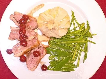 Entenbrust auf Kirschsoße mit Kartoffelsäckchen - Rezept