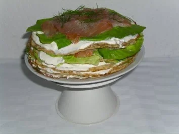 Pfannkuchentorte mit Lachs - Rezept
