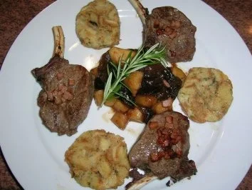 Wildschwein-Koteletts mit Apfel-Plaumen-Ragout und gebratenen Semmelknödeln - Rezept