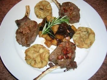 Wildschwein-Koteletts mit Apfel-Plaumen-Ragout und gebratenen Semmelknödeln - Rezept - Bild Nr. 2