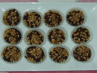 Rezept: Süssigkeit - Nuss-Kirsch-Pralinen Süssigkeit - Nuss-Kirsch-Pralinen - Rezept