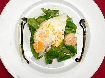 Strammer Max von Jakobsmuscheln mit Wachtelei auf Feldsalat - Rezept