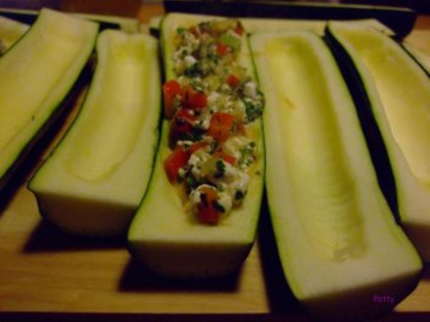 Zucchini mit Gemüsefüllung - Rezept mit Bild - kochbar.de