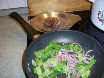 Gänseleber an Wirsing-Zwiebelsauce - Rezept - Bild Nr. 5