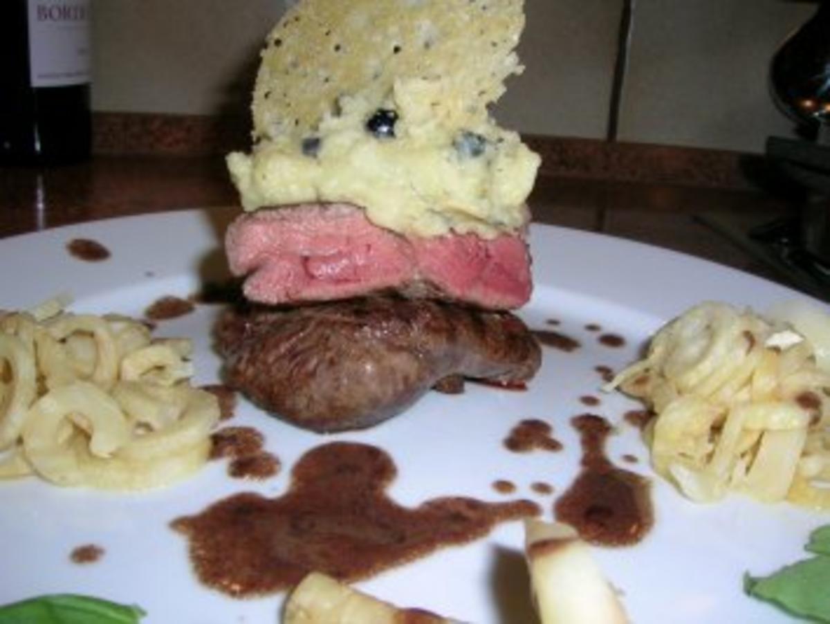 Bilder für Rinderfilet mit Olivencreme und Parmesantaler - HAUPTGERICHT - unser Essen zum 1. Advent - Rezept