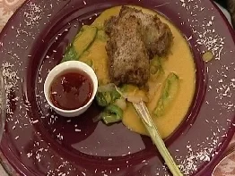 Rinderfilet in Maronenpanade auf Johannisbeer-Birnen - Rezept