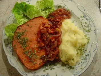 Leberkäse mit roten Zwiebeln und Bacon... einfach und schnell zuzubereiten... - Rezept