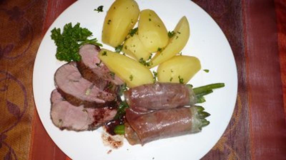 Gegrillte Lammkeule mit Serranoschinkenböhnchen - Rezept - kochbar.de