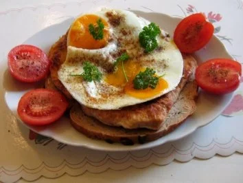 Putenschnitzel mit Spiegeleiern - Rezept