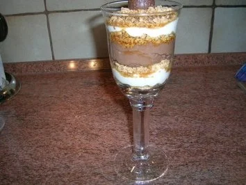 Mascarpone-Mousse-au-Chocolate im Glas mit Amarettinibrösel  NACHSPEISE - Rezept