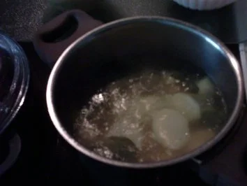 Rezept: Gefüllte Kohlrabi mit Hackfleisch,dazu Kohlrabi-Chili-Waluss-Soße mitChampignon und Basilikum-Kartoffeln Bild Nr. 4 Gefüllte Kohlrabi mit Hackfleisch,dazu Kohlrabi-Chili-Waluss-Soße mitChampignon und Basilikum-Kartoffeln - Rezept - Bild Nr. 4