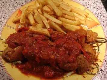 Schaschlikspieße mit Pommes - Rezept