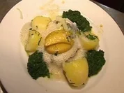 Pochiertes Schellfischfilet mit glasierten Äpfeln auf Blattspinat - Rezept