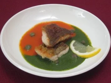 Kross gebratener Saibling in Tomaten- und Feldsalatcreme - Rezept