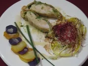 Getrüffelte Bresse-Poularde in Mokkaduft mit Mesclun-Salat und violetten Kartoffeln - Rezept