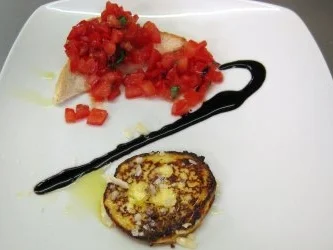 Rezept: Gebratene Ricottaküchlein mit kleinem Tomatensalat Gebratene Ricottaküchlein mit kleinem Tomatensalat - Rezept