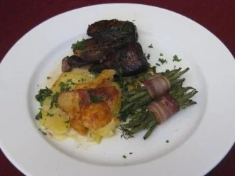 Rezept: Geschmorte Kalbsrippchen mit Kartoffelgratin und grünen Bohnen im Speckmantel Geschmorte Kalbsrippchen mit Kartoffelgratin und grünen Bohnen im Speckmantel - Rezept