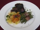 Geschmorte Kalbsrippchen mit Kartoffelgratin und grünen Bohnen im Speckmantel - Rezept