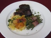 Geschmorte Kalbsrippchen mit Kartoffelgratin und grünen Bohnen im Speckmantel - Rezept