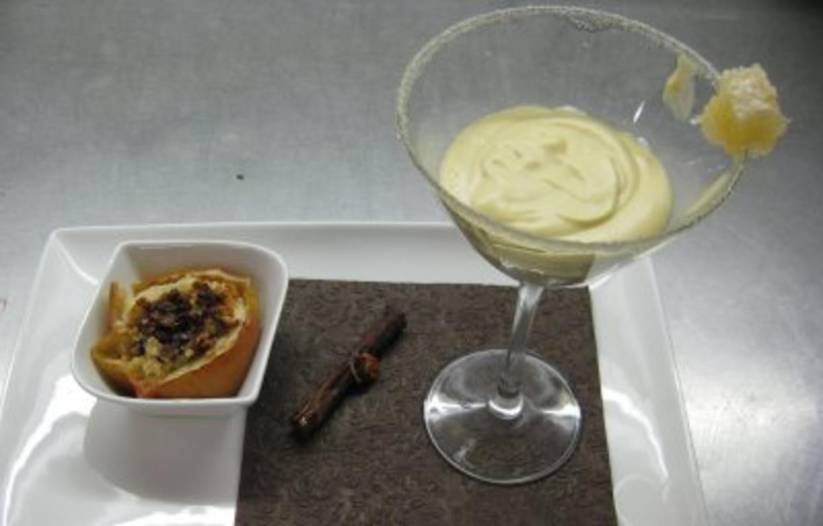 Honigmousse im Glas mit flambiertem Bratapfelragout - Rezept