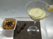 Honigmousse im Glas mit flambiertem Bratapfelragout - Rezept