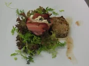 Salat mit mildem Ziegenkäse im Speckmantel und Aceto-Dressing - Rezept