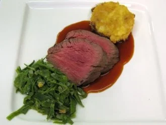 Tranchen vom Rinderfilet auf Sultaninenpolenta mit Cassisjus und Kaiserschotenstroh - Rezept