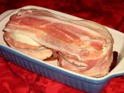 Ziegenkäse im Baconmantel auf getrockneten Tomaten - Rezept