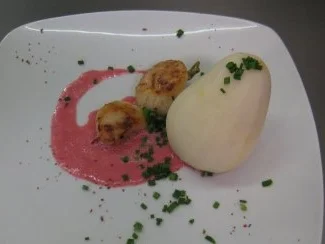 Rezept: Jakobsmuschelspieß an pochierter Birne und Rote Bete-Schaum Jakobsmuschelspieß an pochierter Birne und Rote Bete-Schaum - Rezept