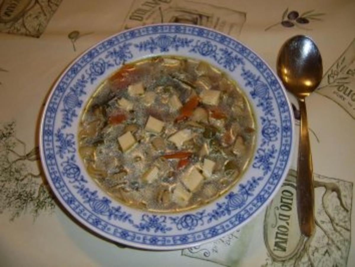 Klare Geflügel-Nudelsuppe - Rezept mit Bild - kochbar.de