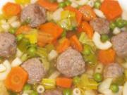 Eintopf: Gemüsesuppe mit Nudeln und Hackklößchen - Rezept