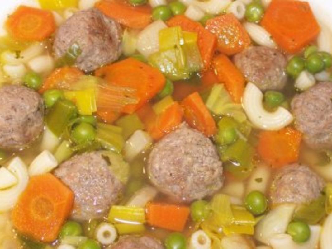 Eintopf: Gemüsesuppe mit Nudeln und Hackklößchen - Rezept - kochbar.de