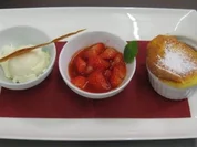 Topfensoufflé mit marinierten Erdbeeren und Zitronengraseis - Rezept