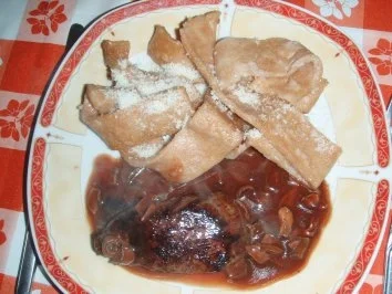 Rezept: Rinderfilets mit Steinpilzsauce, hausgemachten Vollkornnudeln und ein grüner Salat Rinderfilets mit Steinpilzsauce, hausgemachten Vollkornnudeln und ein grüner Salat - Rezept