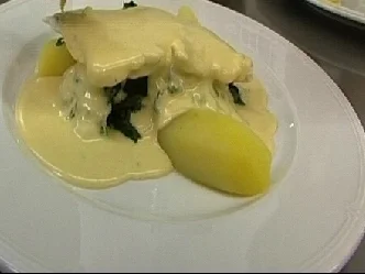 Schellfisch auf Blattspinat mit Senf-Joghurt-Butter und Salzkartoffeln - Rezept