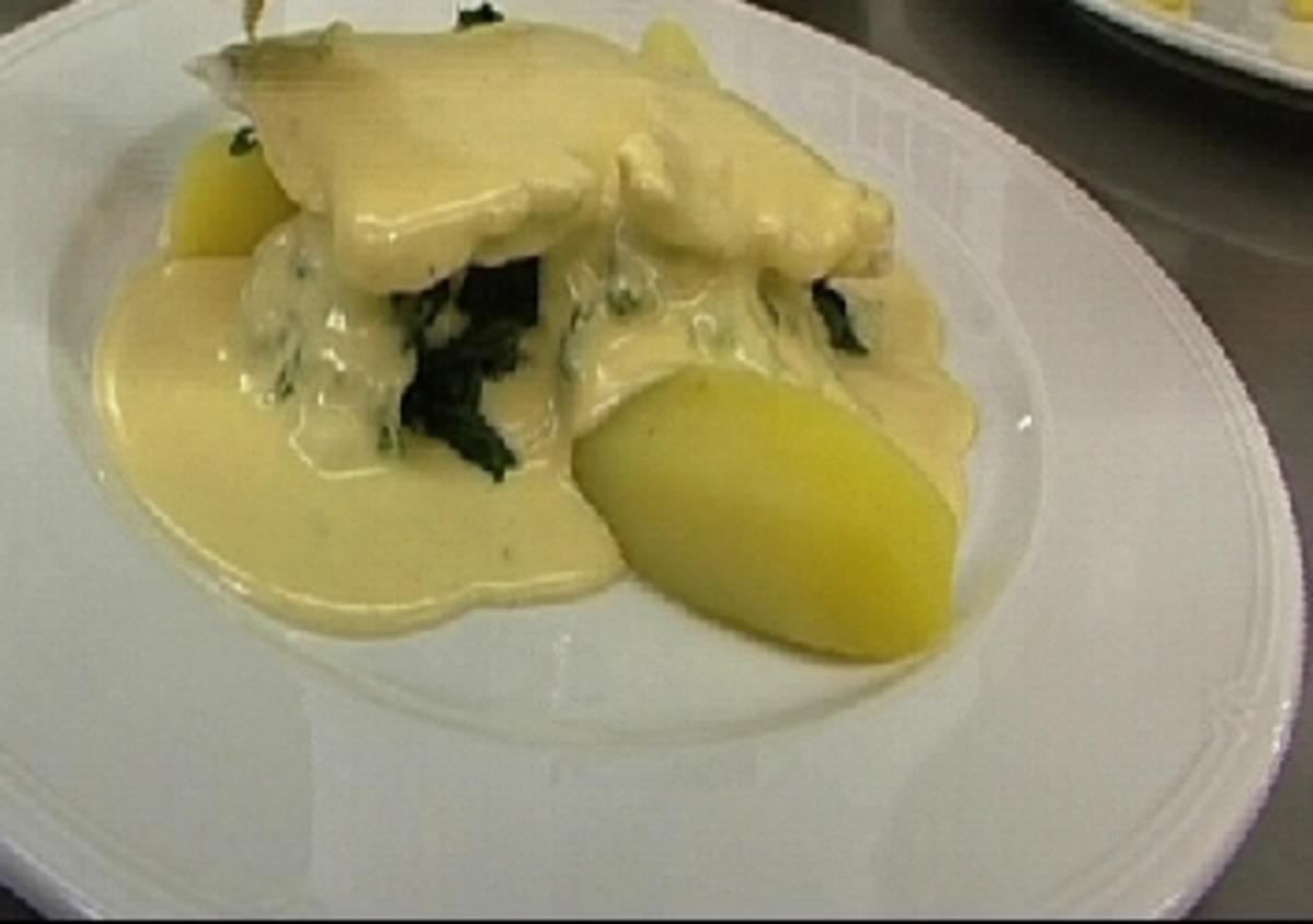 Schellfisch auf Blattspinat mit Senf-Joghurt-Butter und Salzkartoffeln ...