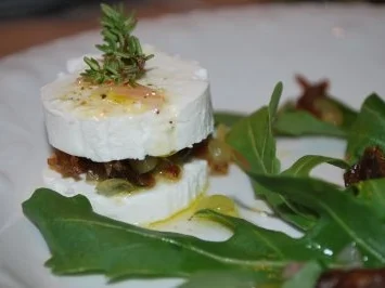 Ziegenkäse-Dattel-Türmchen auf Rucola - Rezept - Bild Nr. 3