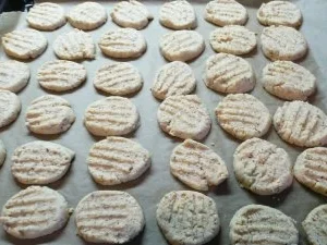 Rezept: Extra zarte Haselnußtaler Bild Nr. 2 Extra zarte Haselnußtaler - Rezept - Bild Nr. 2