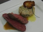 Sanft gegartes rosa Roastbeef auf Graupenrisotto - Rezept