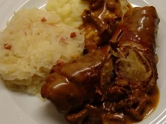 Fleischvögel mit Sauerkraut - Rezept