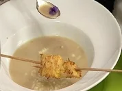 Cremige Winterapfelsuppe mit Fischspieß - Rezept