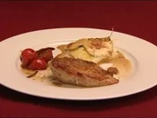 Perlhuhnbrust mit Kartoffel-Zucchini-Gratin und Cherrytomaten (Juliette Schoppmann) - Rezept
